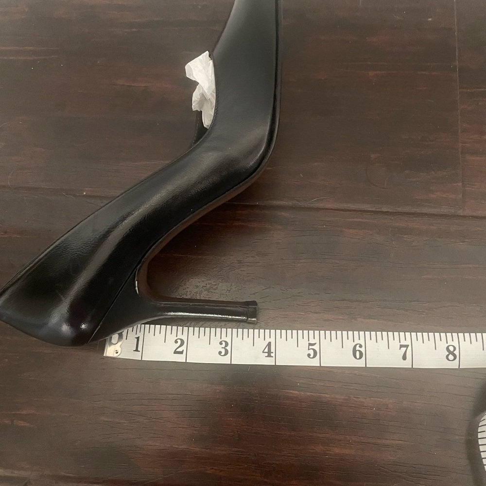 Stuart Weitzman brand new leather pointed toe pump. Size 6.